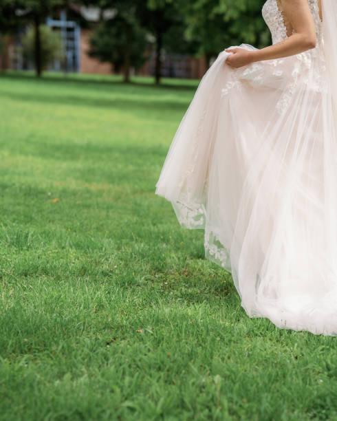 istock Back bride in a white dress and with a long veil 2193238807