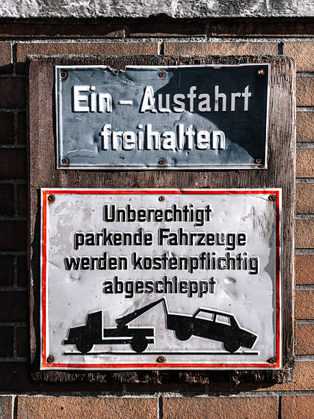 Warning sign: Keep entrance and exit clear, towing costs for parking offenders