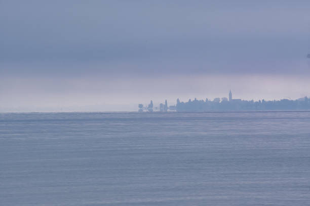 Bodensee, Nebel lichtet sich vor Romanshorn, Schweiz