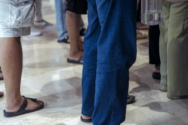 appear close, people's feet are queuing