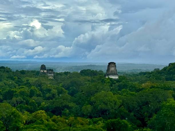 istock Templos Tikal entre Selva 2 2193466854