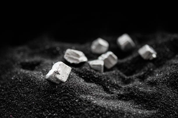 reines silber oder platin oder seltene erden aus der mine, die auf den schwarzen sand gelegt wurde - erz stock-fotos und bilder