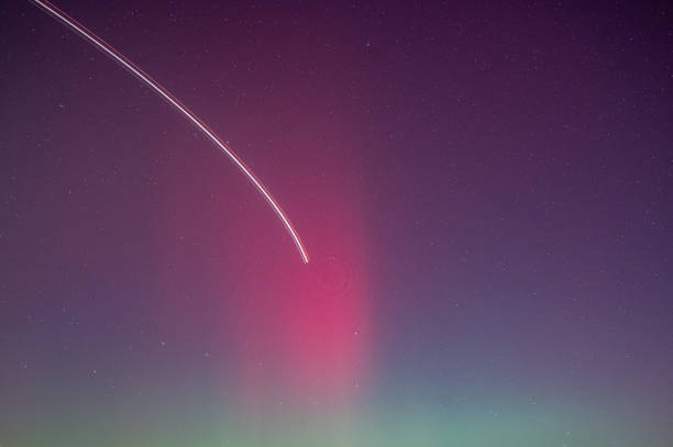 Looking up for the northern lights, aurora borealis, from Stansted, Essex. The lights were unusally far south due to strong solar geomagnetic storm 10 October 2024 inclinación de aviones y anillos de newton mirando hacia arriba para la aurora boreal, aurora boreal, de stansted, essex, reino unido. las luces estaban inusualmente al sur debido a una fuerte tormenta geomagnética solar 10 de octubre de 2024