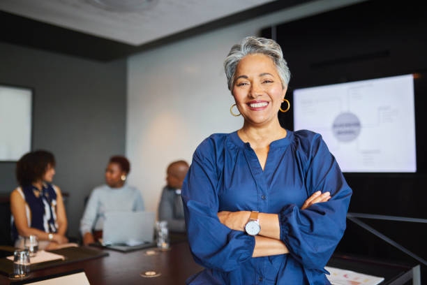 pewny siebie lider na spotkaniu zarządu - lider zdjęcia i obrazy z banku zdjęć