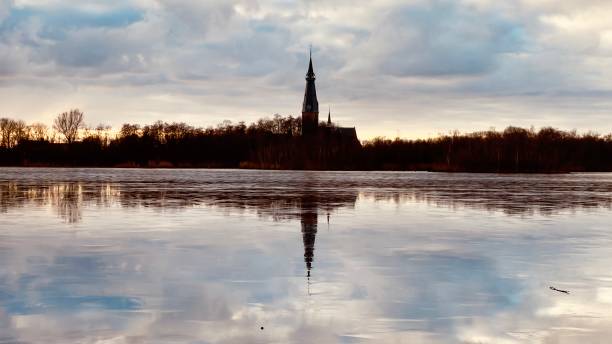 Bevroren meer in Nederland amstelveen met een dramatische wolkenlucht