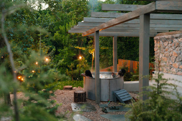 istock Date in the garden tub 2194059987