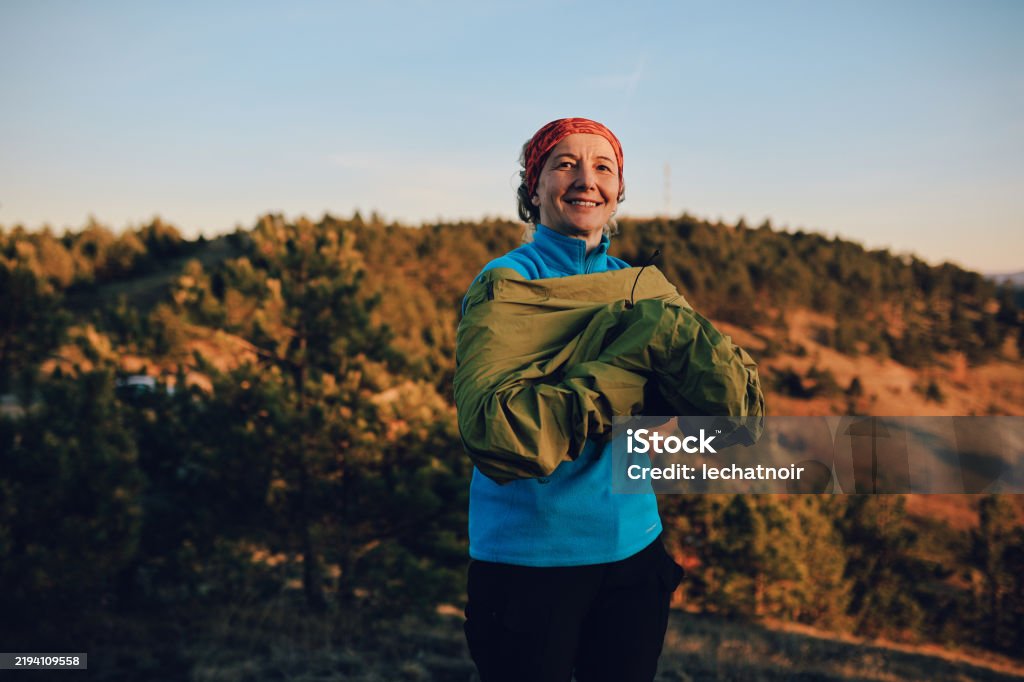 Nainen valmistautuu vaellukselle luonnossa - Rojaltivapaa avainsanalla 50−54 vuotta ja tyyppiä Kuvapankin valokuva Nainen valmistautuu vaellukselle luonnossa - Rojaltivapaa avainsanalla 50−54 vuotta ja tyyppiä Kuvapankin valokuva
