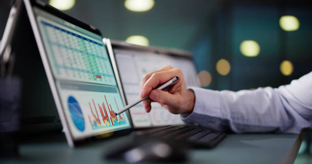 data analyst using data analytics kpi - analisar imagens e fotografias de stock