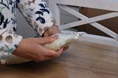 eine-frau-zeigt-einen-beutel-mit-wachsgranulat-wachs-f%C3%BCr-basteln-und-kreativit%C3%A4t.jpg?b=1&s=170x170&k=20&c=I0Q6f34Hn7iSEVu4bfc5Kcs_gECHngewxnJQc7TkNk0=
