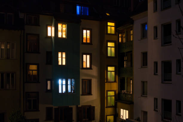 Hinterhof von Konstanz mit den beleuchteten Fenstern