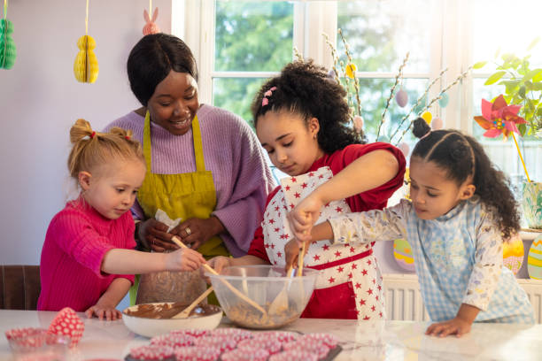 istock Easter Baking with Family and Friends 2194170571