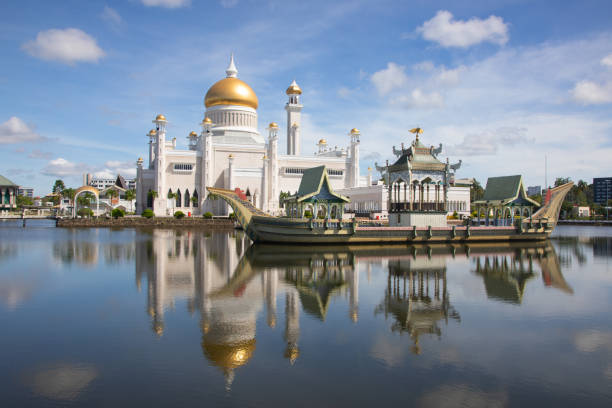 istock Omar Ali Saifuddien Mosque, Brunei 2194192738