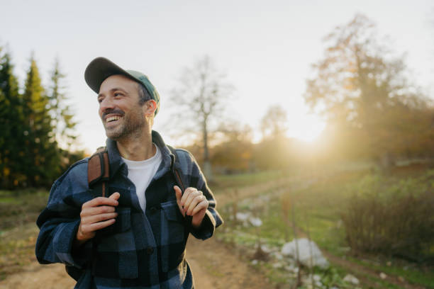 portrait of a mid adult male hiker - ontgiften fotos stockfoto's en -beelden