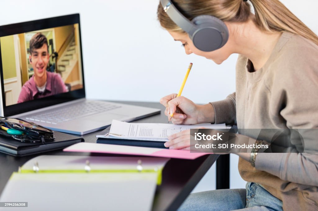 Uczeń korzystający z laptopa do rozmowy wideo online w klasie - Zbiór zdjęć royalty-free (12-13 lat) Uczeń korzystający z laptopa do rozmowy wideo online w klasie - Zbiór zdjęć royalty-free (12-13 lat)