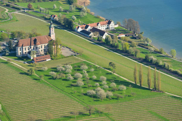 Blick auf die Barockkirche Birnau und am Ufer das ehemalige Kloster Maurach