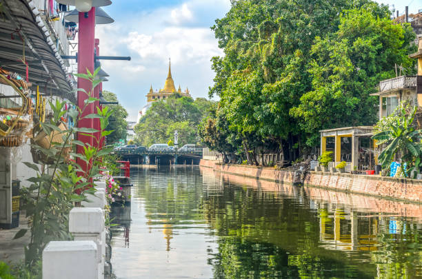 wohnen im khlong in der altstadt von bangkok - khlong toei stock-fotos und bilder
