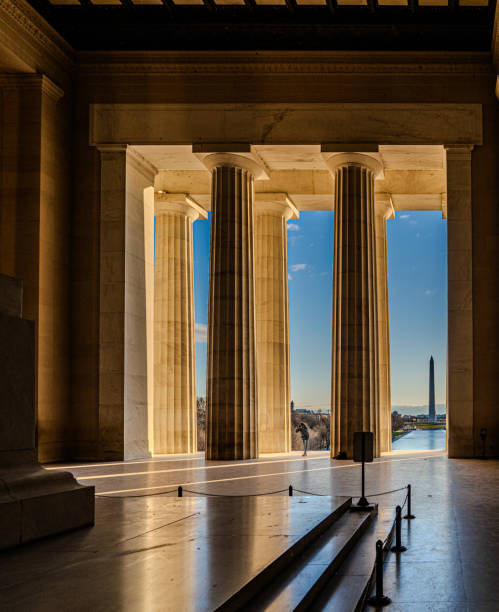 istock Lincoln Memorial Tourist 2194600922