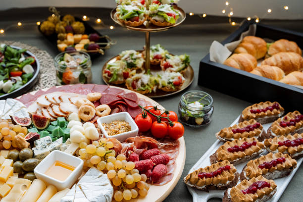 We observe a vibrant and enticing array of delectable dishes that have been expertly crafted to cater to a wide range of diverse tastes and culinary preferences. Enjoy every bite The dining table features a colorful variety of diverse foods, artfully arranged for enjoyment. Each unique dish provides a special taste, making every meal delightful and memorable buffet style cater stock pictures, royalty-free photos & images