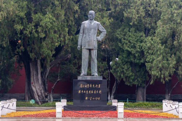 Mao Zedong statue in Renmin Square. Kashgar (Kashi). Xinjiang Uyghur Autonomous Region. China.