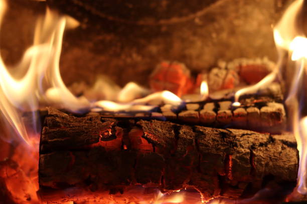 close up of flames on logs in a fireplace - feu de cheminée photos et images de collection