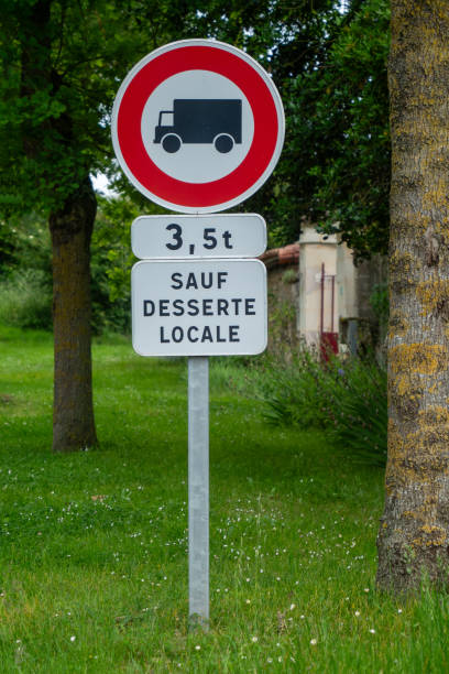 istock A sign with a red circle and white border that says 3.5 st 2194842656