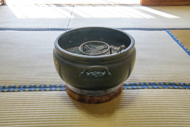 This is an essential Japanese heating tool for staying warm. It was found in old Japanese homes before the Showa era. The hibachi was an essential tool for life on cold days, for boiling water over a charcoal fire, roasting rice cakes, stewing food in a small pot, and enjoying the atmosphere of the charcoal fire.