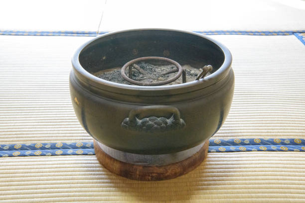 This is an essential Japanese heating tool for staying warm. It was found in old Japanese homes before the Showa era. The hibachi was an essential tool for life on cold days, for boiling water over a charcoal fire, roasting rice cakes, stewing food in a small pot, and enjoying the atmosphere of the charcoal fire.