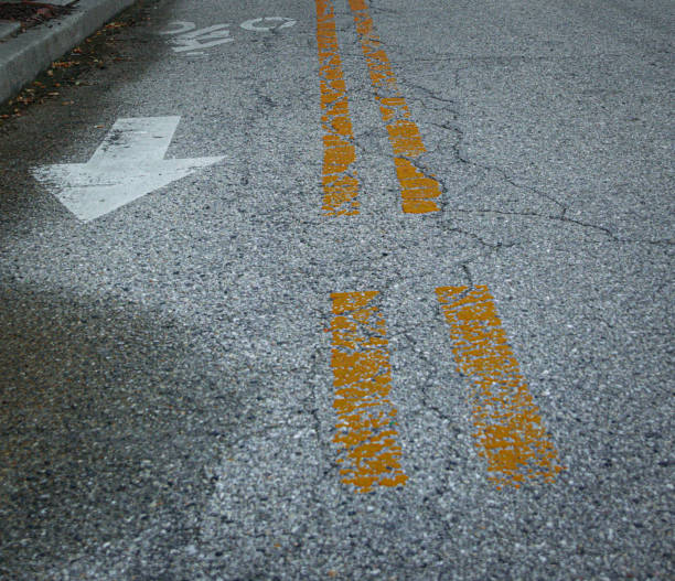 istock Arrow signal in street 2195010118