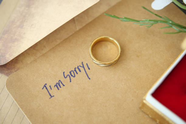 istock Note with the sorry word next to a wedding ring. 2195012582