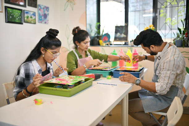 istock Family Bonding during a Creative Fluid Art Workshop at an Art studio 2195071181