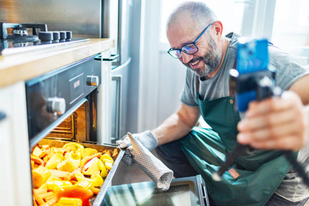 istock Food blogger live streaming 2195219107