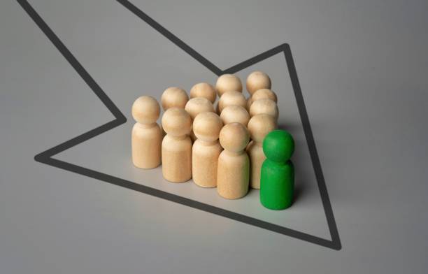 Wooden dolls follow a leader moving in a single arrow direction.