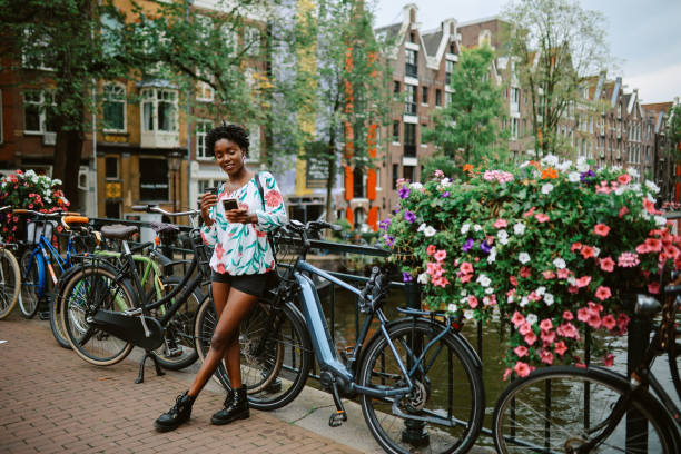 istock Coffee break on the go in Amsterdam 2195330599
