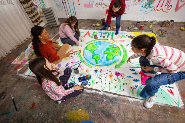 istock Teacher Encourages Kids to Draw Earth 2195362894