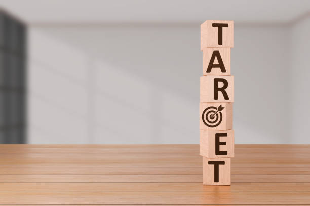 Target-Driven Success: A wooden block spelling Éxito impulsado por objetivos: un bloque de madera que deletrea