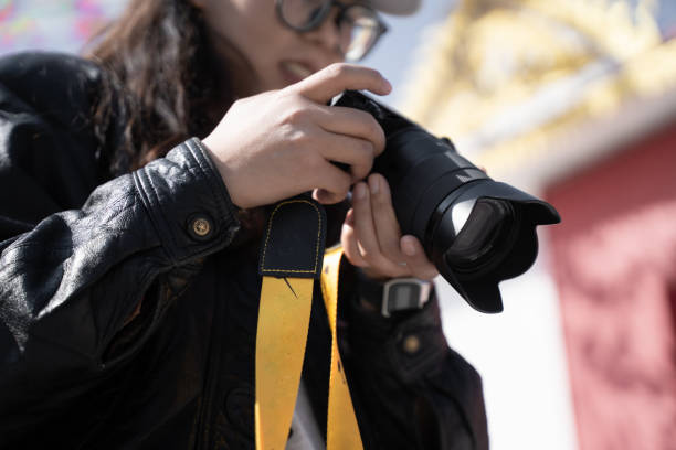 Use the camera to photograph girls