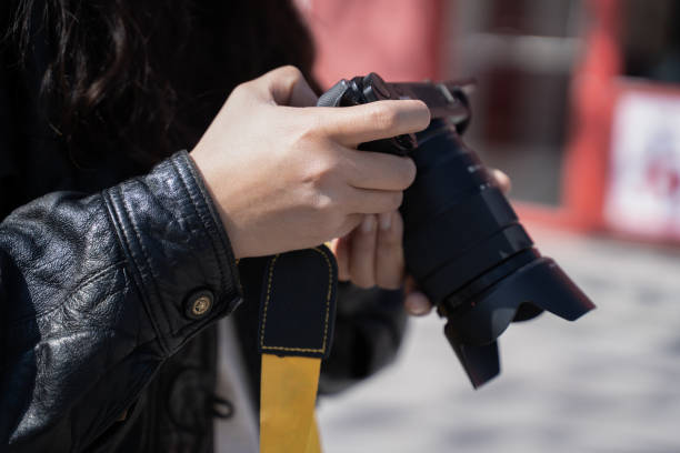 Use the camera to photograph girls