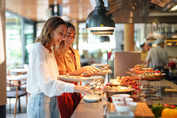 různorodé mladé ženy si užívají samoobslužnou restauraci - snídaně - stock snímky, obrázky a fotky