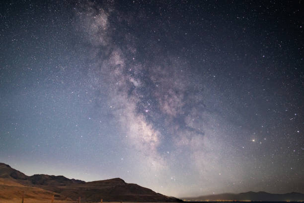 la vía láctea sobre la isla del antílope - isla antílope fotografías e imágenes de stock