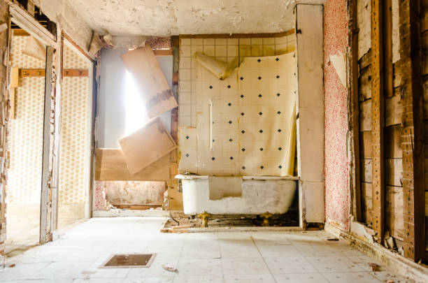 istock Old bath tub in abandoned farmhouse, sunlight seeping in through boarded up window. 2195697086