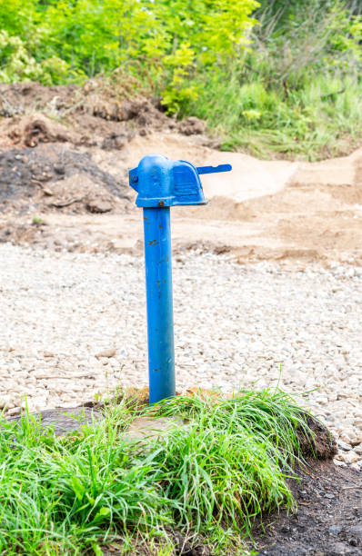 Old street free standpipe in summer. Point of withdrawal old metal water pump Old street free standpipe in summer. Point of withdrawal old metal water pump at the countryside old fashioned well hand pump stock pictures, royalty-free photos & images