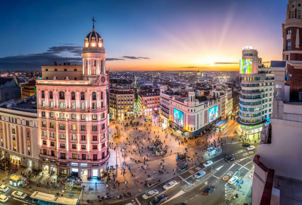 letecké panoráma města odhalující gran via a náměstí callao se svítícími budovami a zářícími reklamními panely během zlaté hodiny v madridské městské krajině - madrid - stock snímky, obrázky a fotky