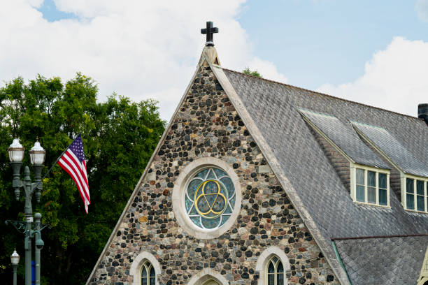 Facade of a small Jewish synagogue in Chicago, Illinois-USA next to the facade on a lamppost flies the American flag of the United States.