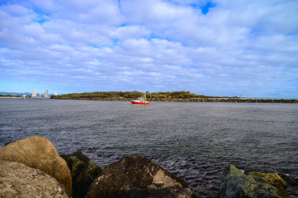 The Spit is a 5km long, relatively undeveloped, sandy isthmus starting at Main Beach and finishing at the seaway where Broadwater meets the Pacific Ocean.