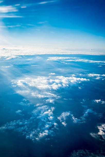 Through the porthole of the airplane, overlooking the sea of clouds and mountains, feeling the magnificent scenery of the sunshine filled with the sky, the child gazed out of the window with curiosity, filled with the joy of exploration.