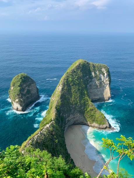 istock Kelingking Beach Nusa-Penida 2196303142
