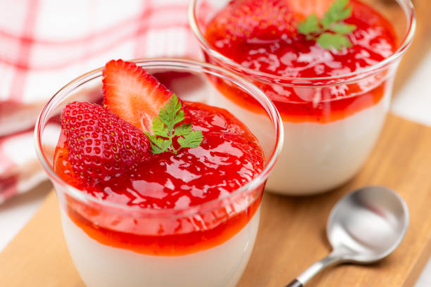 Pudim de Iogurte Grego com Calda de Morango Fácil - receita deliciosa profissional - passo 1