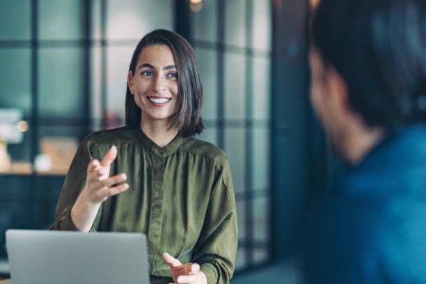 クライアントとの会話における女性起業家 - 説明 ストックフォトと画像