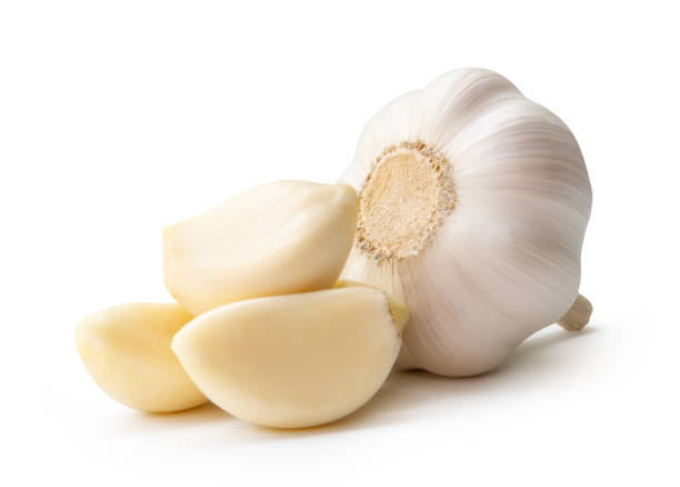 seitenansicht von frischen weißen knoblauchknollen mit geschälter knoblauchzehe oder stücken im stapel isoliert auf weißem hintergrund mit beschneidungspfad - knoblauch stock-fotos und bilder