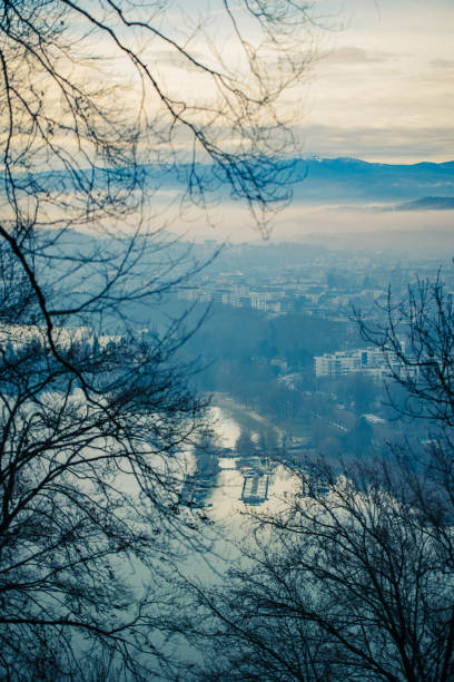 Les sous bois en hiver avec une vue d'AnnecyLes hautes montages enneigées. C'est l'hiver.